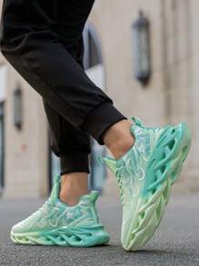 1 paire de chaussures de course décontractées et respirantes, style sport, en tricot à rayures de flamme, avec design à lacets à l'avant, pour homme