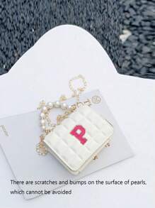 1 pièce Lettres A-Z DIY, boucle magnétique mode en PU, mini grille en creux de fille mode, sac à main perle simple et polyvalent, sac bandoulière de messager, convient pour sortir, convient pour un usage quotidien, cadeau parfait pour les amis et la famille (Il y a des éraflures et des bosses à la surface des perles, ce qui est inévitable)