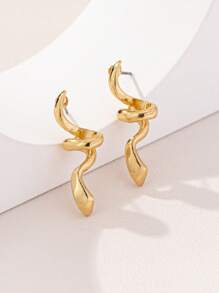 1双夸张扭曲的S型欧美风，带有轻奢小众优雅波西米亚风情。采用锌合金材质，适合女士佩戴 - 适合日常使用、聚会、度假等场合