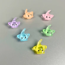 6 件可拆卸装饰塑料饰钉，镂空木屐鞋的迷人图案，轻巧精美的 DIY 配件