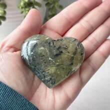 1pc Asymmetric Prehnite Heart - Polished Grape Stone - Suitable For Home Decoration, Table Decoration - Excellent Choice For Collectors - Perfect Gift For Festivals