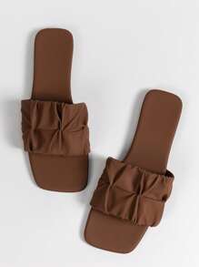 宽版女士时尚方头褶皱平底凉鞋，夏季假日风格 PU 黑色拖鞋凉鞋