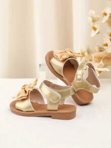 1 par de zapatos suaves con diseño de material de espejo, decoración de lazo y flor, apropiados para caminar y uso diario casual de niñas pequeñas, aplicables para primavera, verano, otoño e invierno