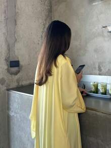 一件式时尚缎面女式连衣裙。这款优雅的连衣裙，也有长款罩袍款式，非常适合日常穿着和特殊场合。