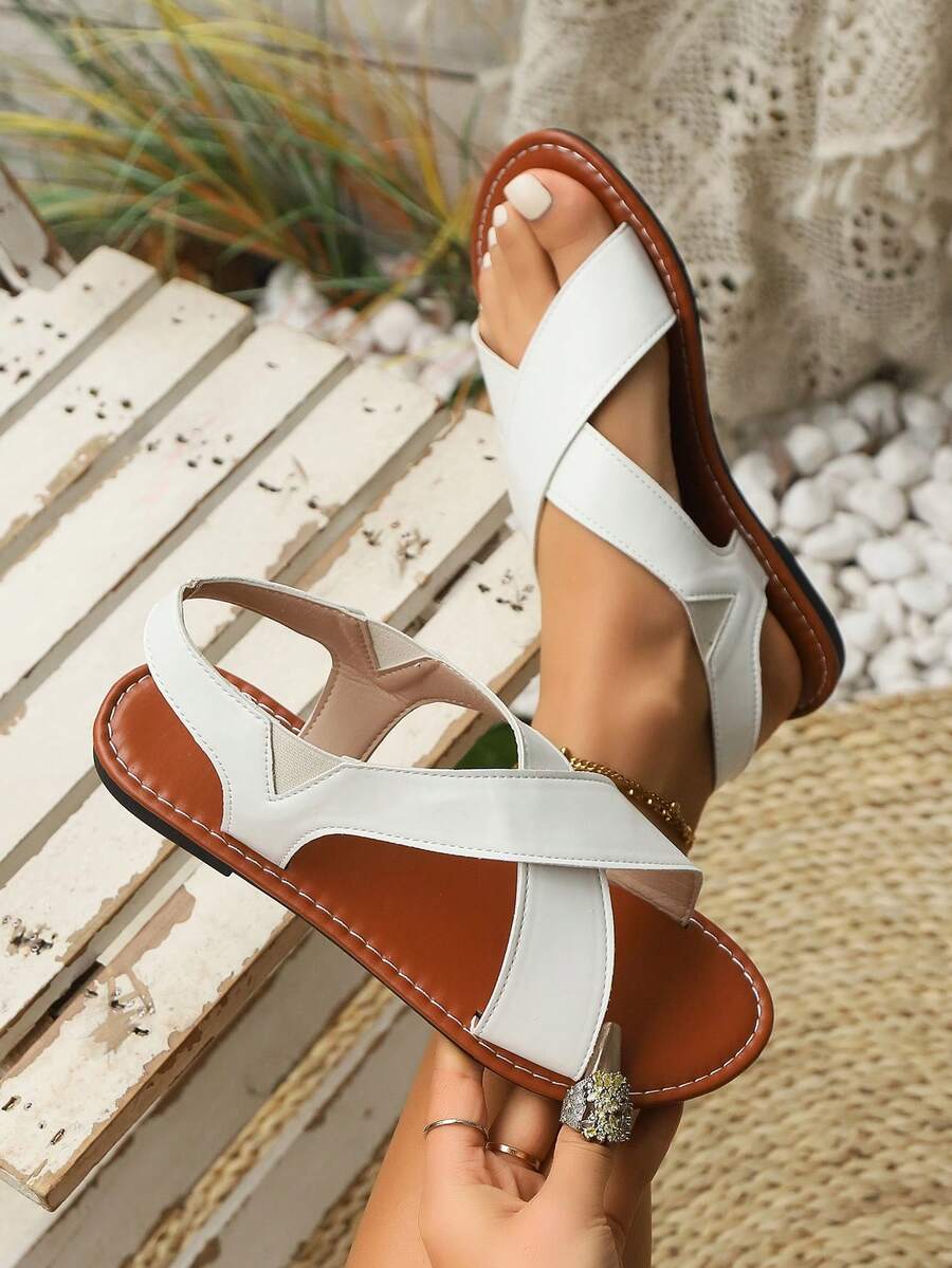 女士舒适休闲平底交叉带凉鞋。简约百搭的设计，融入复古元素。无论是漫步海边，还是享受假期时光，都能轻松搭配，尽显悠闲优雅。