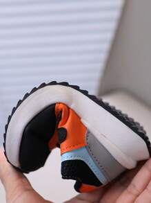1 pereche de pantofi sport la modă care combină țesătură și PU, anti-alunecare/rezistenți la uzură/respiranți, lungime de dantelă reglabilă, vârf închis întărit, potriviti pentru băieți, fete și copii pentru drumeții, alergare, sporturi în interior/aer liber, festivaluri, ideal pentru 4 anotimpuri