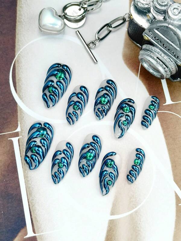 ¡Caliente! 10 puntas de uñas con forma de lágrima con textura en azul y blanco y adornos de esmeralda, que muestran un estilo artístico hermoso. Hechas de materiales de alta calidad, cómodas de usar y reutilizables. Cada pedido incluye pegamento de gelatina y una lima de uñas pequeña, lo que las convierte en una opción cautivadora para fashionistas en banquetes, fiestas y otras ocasiones.