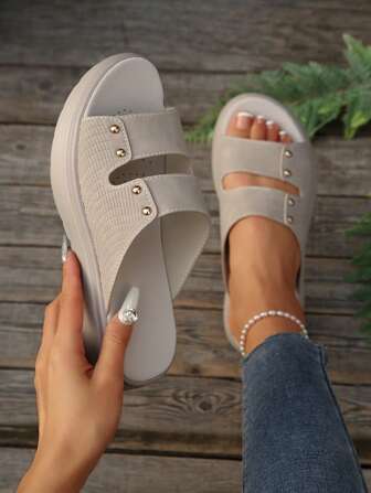 2025 年夏季新款女士舒适凉鞋，实用坡跟厚底休闲钩环大码沙滩鞋