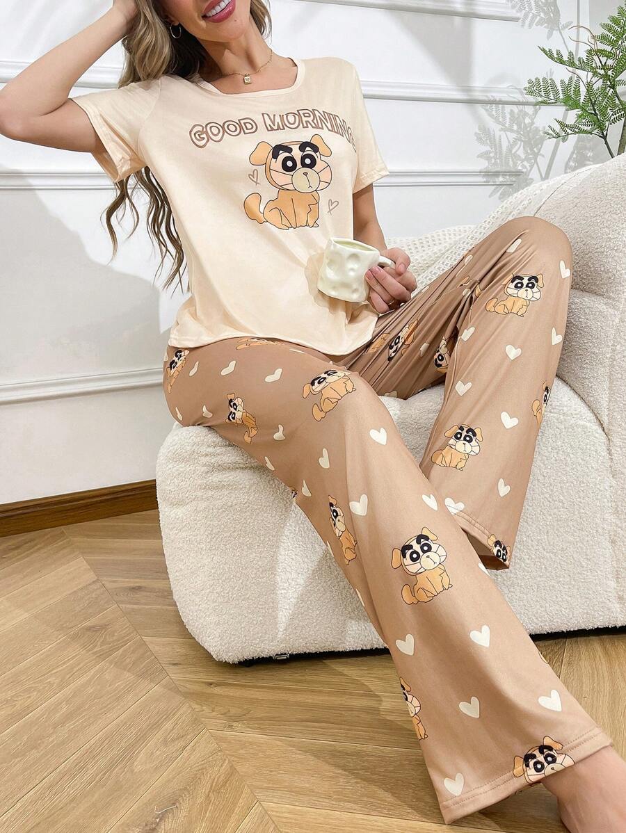 CRAYON SHINCHAN Conjunto de pijama de 2 piezas para mujer con Top de manga corta con estampado de dibujos animados de Crayon Shin-Chan y letras, y pantalones con estampado de corazón y decoración de lazo