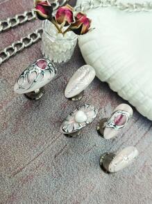 一套十个手工压制的假指甲，包括中长杏仁形艺术指甲套装，哥特风格，新春夏季款式，珍珠光泽，手绘蝴蝶，心形，八角星和白色心形装饰