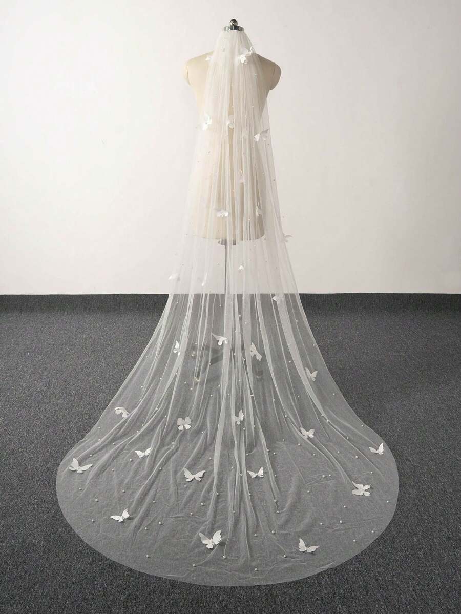 1 件仿珍珠蝴蝶结婚纱头纱，长 250 厘米（98.4 英寸），带金属发梳，适用于婚礼、派对、情人节等场合。配饰可选白色或象牙色。