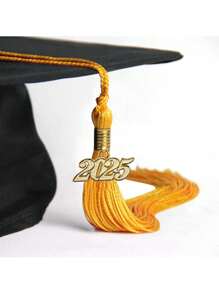 1件毕业纯色流苏，配金色日期吊饰。每个流苏都配有一个年份吊饰，让您自豪地展示您取得成就的具体年份。纯色流苏是完美的配饰，可为您的造型锦上添花，也是您成功的永恒纪念。多种颜色可选。(2025) - 彩色 - 查看 15