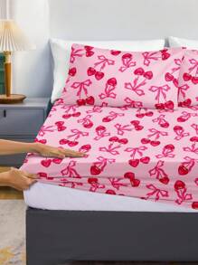 3 件套粉色背景樱桃水果可爱蝴蝶结印花床上用品套装（1 件床笠 + 2 件枕套，无填充物），柔软亲肤的涤纶纤维，适合卧室日常使用，四季皆宜