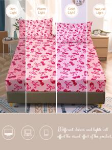 3 件套粉色背景樱桃水果可爱蝴蝶结印花床上用品套装（1 件床笠 + 2 件枕套，无填充物），柔软亲肤的涤纶纤维，适合卧室日常使用，四季皆宜