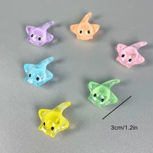 6 件可拆卸装饰塑料饰钉，镂空木屐鞋的迷人图案，轻巧精美的 DIY 配件