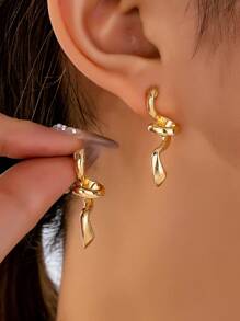 1双夸张扭曲的S型欧美风，带有轻奢小众优雅波西米亚风情。采用锌合金材质，适合女士佩戴 - 适合日常使用、聚会、度假等场合