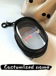 Ce sac de rangement ovale personnalisé avec un nom est un cadeau parfait pour la Fête des mères, avec un motif en forme de cœur. Mignon et minimaliste dans sa conception, avec une fermeture éclair, il est fabriqué en PVC transparent et imperméable, offrant une grande capacité et une portabilité pour un rangement multifonctionnel.