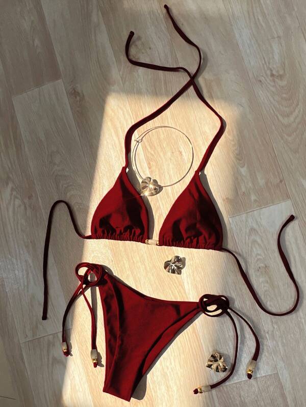 Un nuovo costume da bagno da donna stile spiaggia del 2026, rosso con un lucido top a canottiera e un sexy set bikini, set a due pezzi con lacci laterali per donne