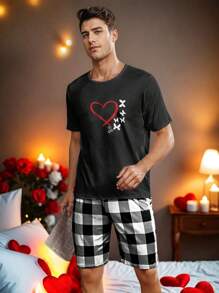 1 conjunto de pijama para hombres, que incluye 1 par de pantalones a cuadros en negro y blanco y 1 parte superior negra con estampado de "Amor y mariposa"