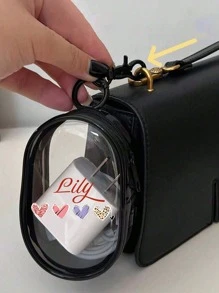 Ce sac de rangement ovale personnalisé avec un nom est un cadeau parfait pour la Fête des mères, avec un motif en forme de cœur. Mignon et minimaliste dans sa conception, avec une fermeture éclair, il est fabriqué en PVC transparent et imperméable, offrant une grande capacité et une portabilité pour un rangement multifonctionnel.