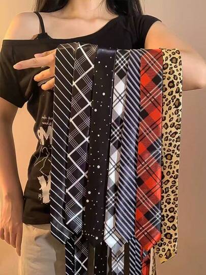 1条格子/条纹细领带，适合休闲街头穿搭，多种图案可选，可用于圣诞装饰。