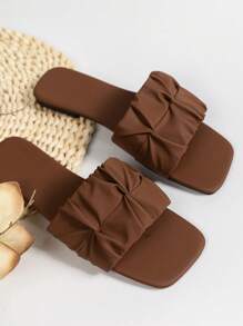 宽版女士时尚方头褶皱平底凉鞋，夏季假日风格 PU 黑色拖鞋凉鞋