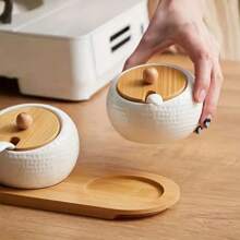 3 件套创意陶瓷调味盒套装 - 日式和韩式，包括带托盘的盖子和勺子，防锈，非常适合在厨房中储存盐、糖、辣椒和香料。非常适合家庭使用、餐饮服务设备和用品，适合所有厨师。