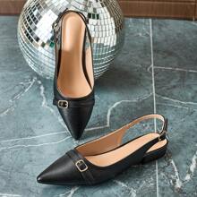 Eleganti scarpe da donna di colore unito con cinturino alla caviglia e punta affusolata. Categoria: scarpe da donna con tacco basso, confortevoli. Adatte per ufficio e stili comuni