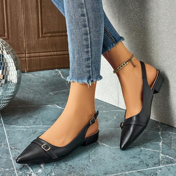 Eleganti scarpe da donna di colore unito con cinturino alla caviglia e punta affusolata. Categoria: scarpe da donna con tacco basso, confortevoli. Adatte per ufficio e stili comuni