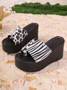 豹纹坡跟露趾厚底厚底夏季时尚舒适高跟凉鞋，黑色和白色