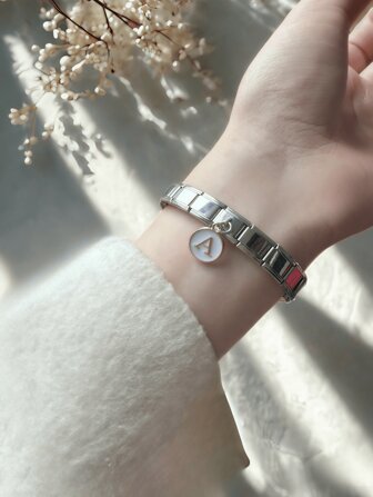 一套法式优雅不锈钢模块化手链，可自由组装单个字母组合。馈赠朋友，男女皆宜，姐妹馈赠佳品，女士礼品，日常穿搭和日常搭配的最佳选择。