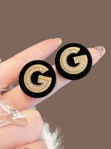1pc Mini G Initial Earrings For Women, 2024 New Popular Luxury Retro Hong Kong Style Earrings, High-End Niche Ear Jewelry