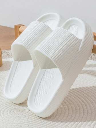 Nya sommarsandaler i trendig och mångsidig enfärgad, vertikalt randig, enkelsidigt hål, tjock sula, mjuk och bekväm EVA, halkfri, luktfri, antibakteriell, fotskyddande, slip-on för män, lämpliga för hem, badrum och utomhusbruk.