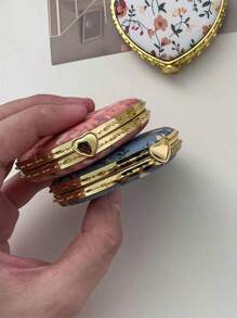 1 件便携式折叠化妆镜，配有可爱的布套和印花图案，双面化妆镜适合家庭和旅行，非常适合美容爱好者和化妆爱好者，是送给女性、女孩、母亲、朋友和妻子的理想礼物 - 彩色 - 查看 12