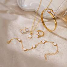 Set da 6 pezzi di accessori decorativi con fiori fortunati dello stesso colore per ragazze, 1 paio di orecchini, 1 collana, 1 braccialetto, 1 braccialetto, 1 set di anelli adatto per uso quotidiano