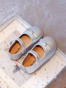 1 双新款春秋时尚简约蝴蝶结女婴鞋，幼儿钩环软底防滑舒适儿童平底鞋