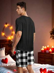 1 conjunto de pijama para hombres, que incluye 1 par de pantalones a cuadros en negro y blanco y 1 parte superior negra con estampado de "Amor y mariposa"