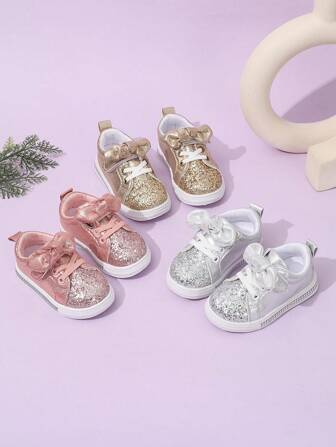 1 双儿童银色合成皮革运动鞋，水钻装饰，钩环设计，低帮，适合所有季节