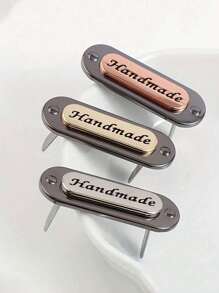 Metal Letter Tags, Suitable For DIY Crafts, Bags, Clothing, Etc. Available In Multiple Colors, Can Be Used As Decorative Trademark Labels; DIY Handmade Bag Buckles, Bag Accessories And Decorative Logos; Luggage Hardware Accessories; DIY Handmade Bag Metal Logo Buckles; Luggage Metal Nameplates; Metal "Handmade" Italic Clothing Labels; Handmade Clothing & Bag Letter Labels - Multicolor - View 2