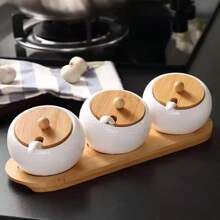3 件套创意陶瓷调味盒套装 - 日式和韩式，包括带托盘的盖子和勺子，防锈，非常适合在厨房中储存盐、糖、辣椒和香料。非常适合家庭使用、餐饮服务设备和用品，适合所有厨师。