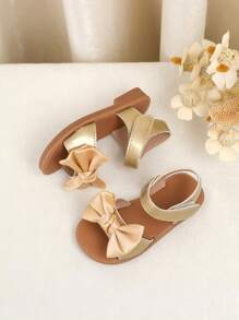 1 par de zapatos suaves con diseño de material de espejo, decoración de lazo y flor, apropiados para caminar y uso diario casual de niñas pequeñas, aplicables para primavera, verano, otoño e invierno