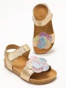 1 双女童彩色亮片花朵装饰，金色 PU 皮革，软木鞋底，舒适防滑，钩环设计，方便穿脱，平底款式，甜美可爱的儿童凉鞋，适合日常玩耍和派对 - 金色 - 查看 3