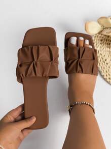 宽版女士时尚方头褶皱平底凉鞋，夏季假日风格 PU 黑色拖鞋凉鞋