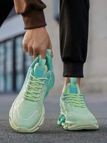 1 paire de chaussures de course décontractées et respirantes, style sport, en tricot à rayures de flamme, avec design à lacets à l'avant, pour homme