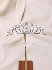 1 件时尚女士皇冠头饰，精心设计，带有蝴蝶细节。皇冠主体具有精致的闪亮饰面和精致的纹理，异想天开的蝴蝶点缀增添了一丝俏皮和幻想。