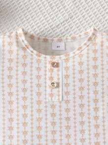 Set de 2 piezas con camiseta de manga corta con estampado vintage y pantalones cortos para niño pequeño