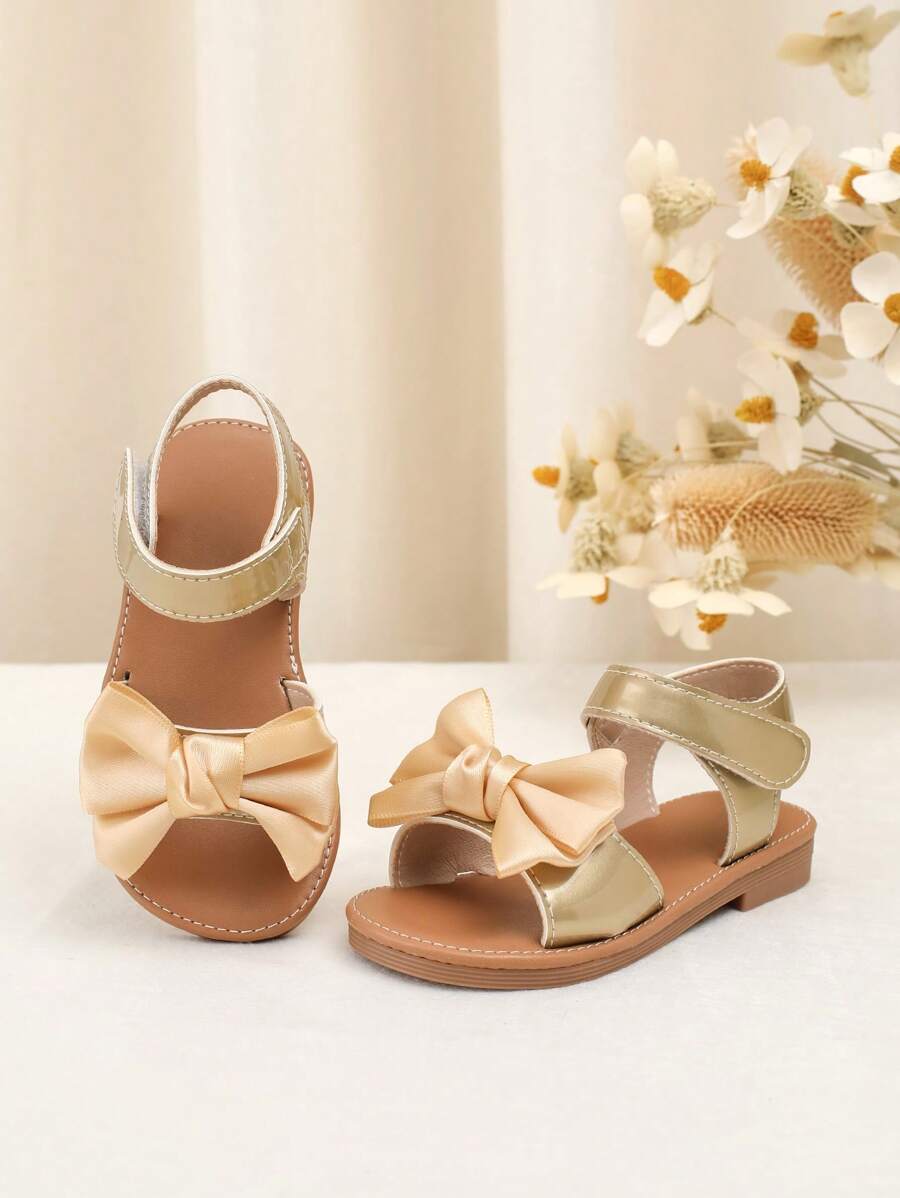 1 par de zapatos suaves con diseño de material de espejo, decoración de lazo y flor, apropiados para caminar y uso diario casual de niñas pequeñas, aplicables para primavera, verano, otoño e invierno