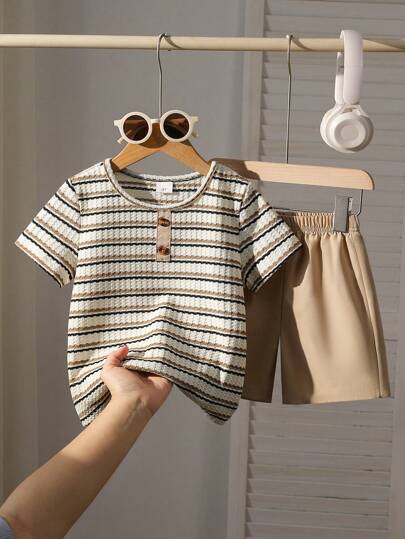 2 件套男童夏季短袖 T 恤和短裤两件套