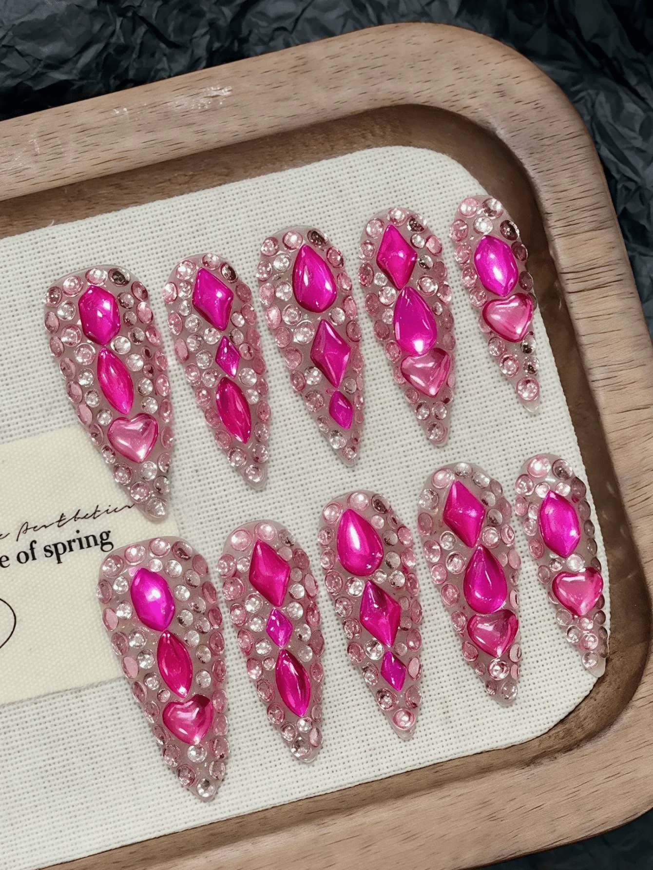 10 szt. luksusowych, ręcznie robionych, nakładanych paznokci, długich, migdałowych, sztucznych paznokci, bezsennych kwiatów, z 3-częściowym narzędziem, klejem do paznokci w formie zakładek, odpowiednich dla dziewcząt i kobiet na przyjęcia świąteczne.