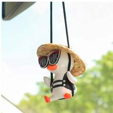 1 件带大头鸭、黑马夹、太阳镜和草帽的汽车吊坠，流行汽车内饰装饰吊坠 - 白色 - 查看 3